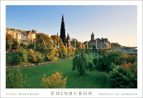 Edinburgh - Scott Monument, Princes St Gardens Postcard